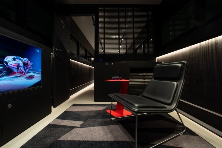  令人眼花缭乱的双层 - REV'IT！赛车技术中心