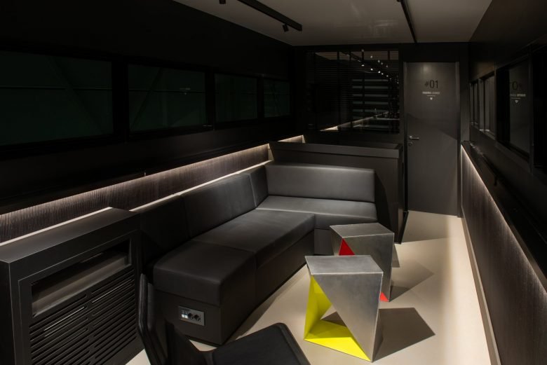  令人眼花缭乱的双层 - REV'IT！赛车技术中心