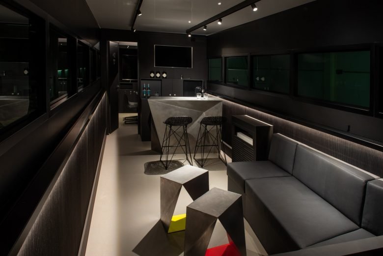  令人眼花缭乱的双层 - REV'IT！赛车技术中心