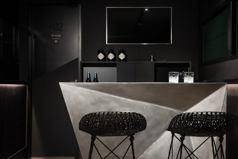  令人眼花缭乱的双层 - REV'IT！赛车技术中心