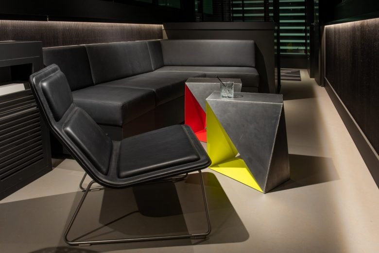  令人眼花缭乱的双层 - REV'IT！赛车技术中心