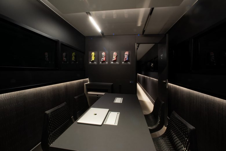  令人眼花缭乱的双层 - REV'IT！赛车技术中心