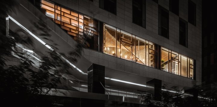 绳波办公室由 Usual Studio+ 十拱门设计，上海 – 中国