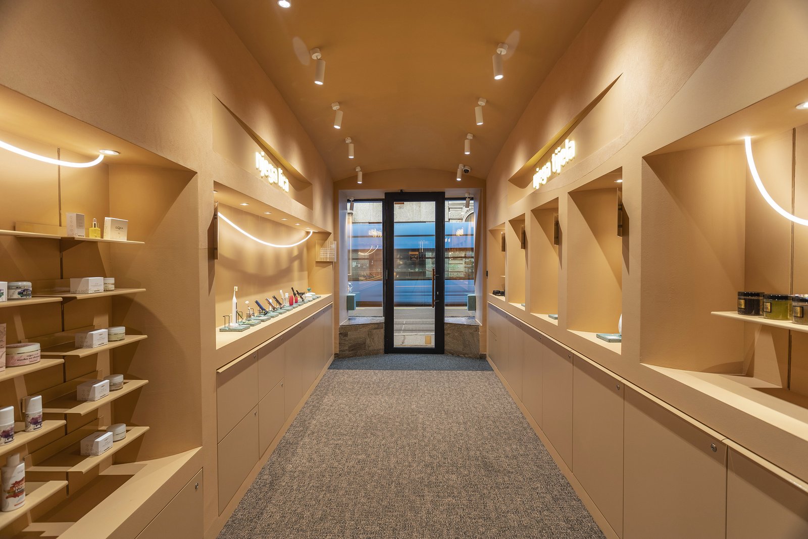 Brigada 的 ROX Beauty Brigada 的 ROX Beauty