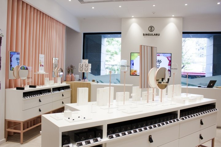 SINGULARU 时尚珠宝店，由 Huuun + Branding&Retail 设计，巴伦西亚 – 西班牙