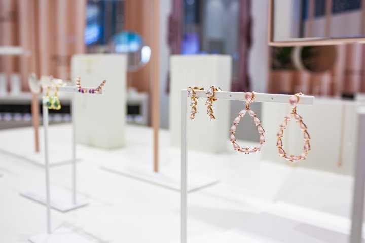 SINGULARU 时尚珠宝店，由 Huuun + Branding&Retail 设计，巴伦西亚 – 西班牙