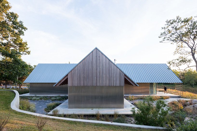 北叉住宅由 SO – IL 与 Shenton 建筑事务所共同设计，是纽约的一处休憩场所，由四个山墙体量组成