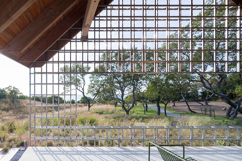 北叉住宅由 SO – IL 与 Shenton 建筑事务所共同设计，是纽约的一处休憩场所，由四个山墙体量组成