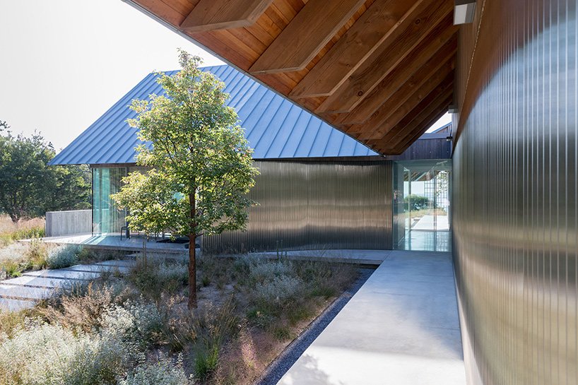 北叉住宅由 SO – IL 与 Shenton 建筑事务所共同设计，是纽约的一处休憩场所，由四个山墙体量组成