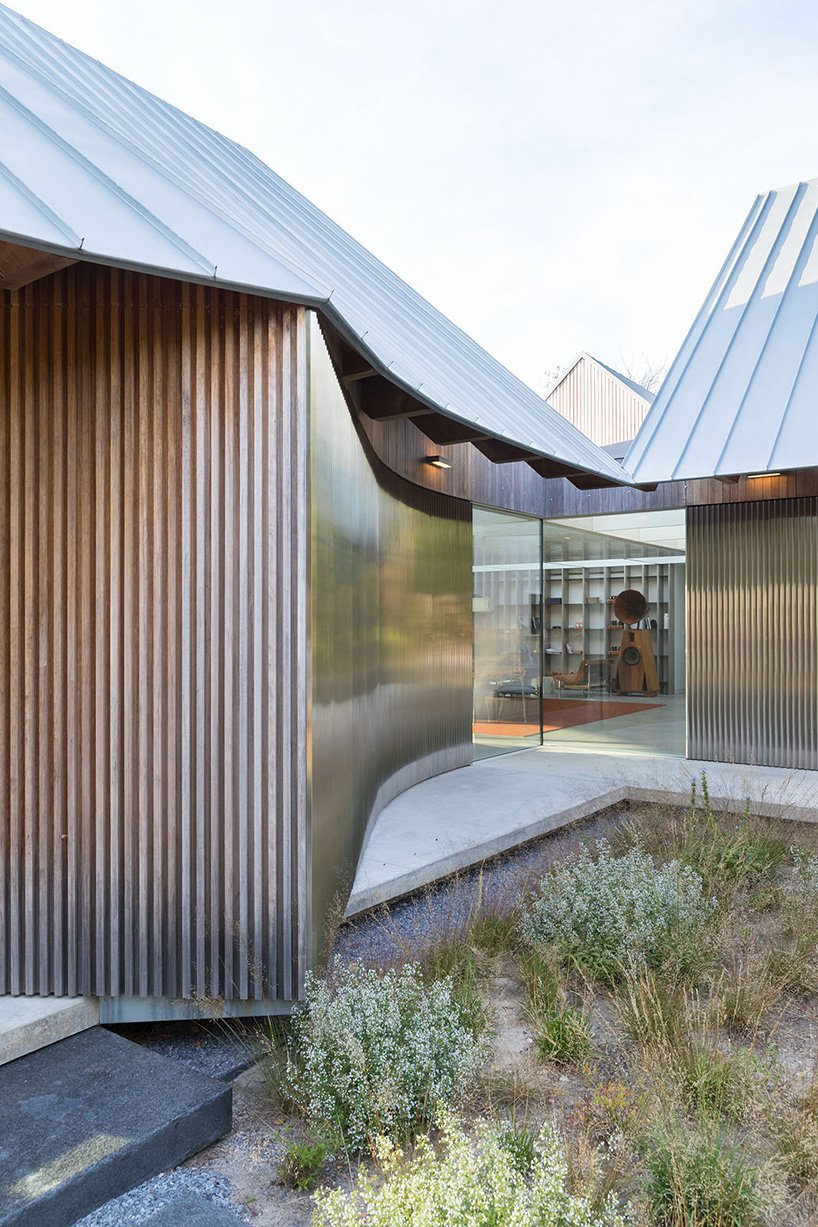 北叉住宅由 SO – IL 与 Shenton 建筑事务所共同设计，是纽约的一处休憩场所，由四个山墙体量组成