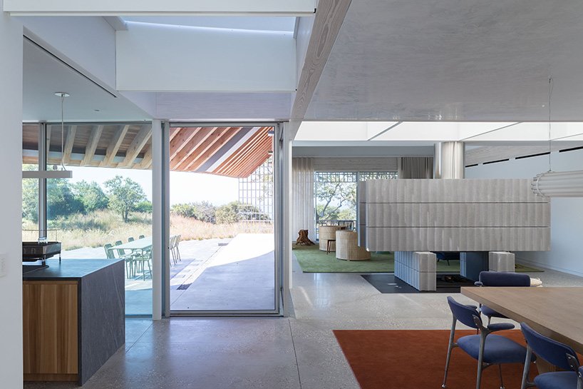 北叉住宅由 SO – IL 与 Shenton 建筑事务所共同设计，是纽约的一处休憩场所，由四个山墙体量组成