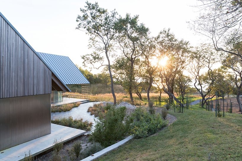 北叉住宅由 SO – IL 与 Shenton 建筑事务所共同设计，是纽约的一处休憩场所，由四个山墙体量组成