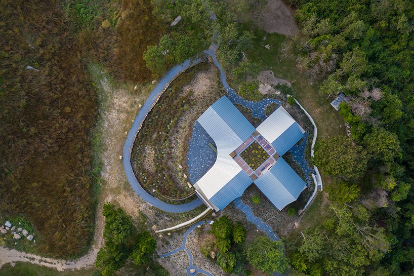 北叉住宅由 SO – IL 与 Shenton 建筑事务所共同设计，是纽约的一处休憩场所，由四个山墙体量组成