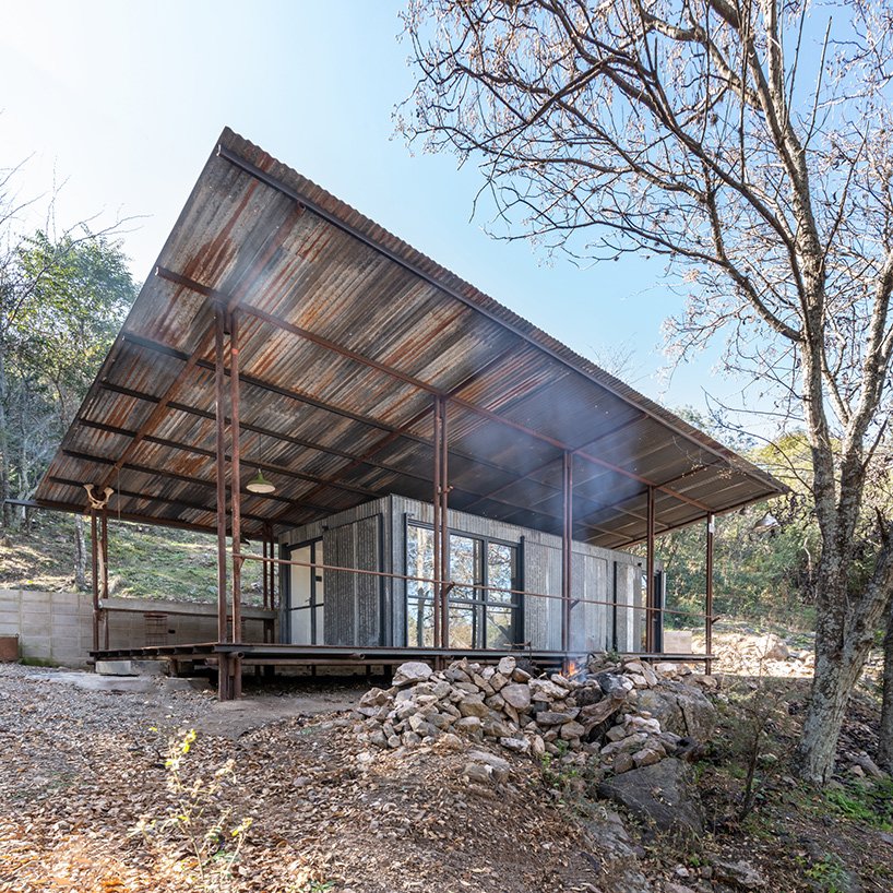 STC arquitectos 使用回收的油管和金属板在阿根廷农村建造避难所 STC arquitectos 使用回收的油管和金属板在阿根廷农村建造避难所