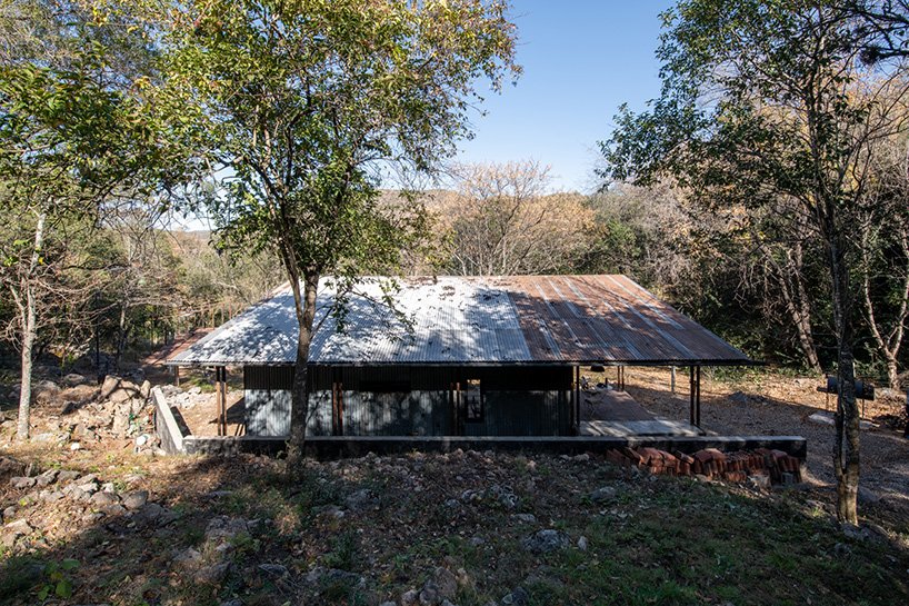 STC arquitectos 使用回收的油管和金属板在阿根廷农村建造避难所 STC arquitectos 使用回收的油管和金属板在阿根廷农村建造避难所