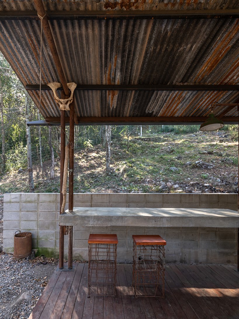 STC arquitectos 使用回收的油管和金属板在阿根廷农村建造避难所 STC arquitectos 使用回收的油管和金属板在阿根廷农村建造避难所