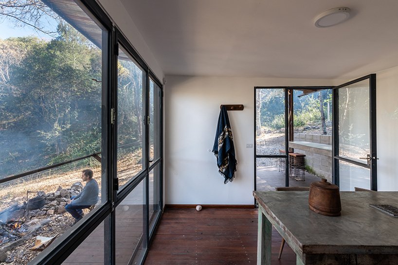 STC arquitectos 使用回收的油管和金属板在阿根廷农村建造避难所 STC arquitectos 使用回收的油管和金属板在阿根廷农村建造避难所