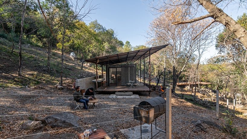 STC arquitectos 使用回收的油管和金属板在阿根廷农村建造避难所 STC arquitectos 使用回收的油管和金属板在阿根廷农村建造避难所