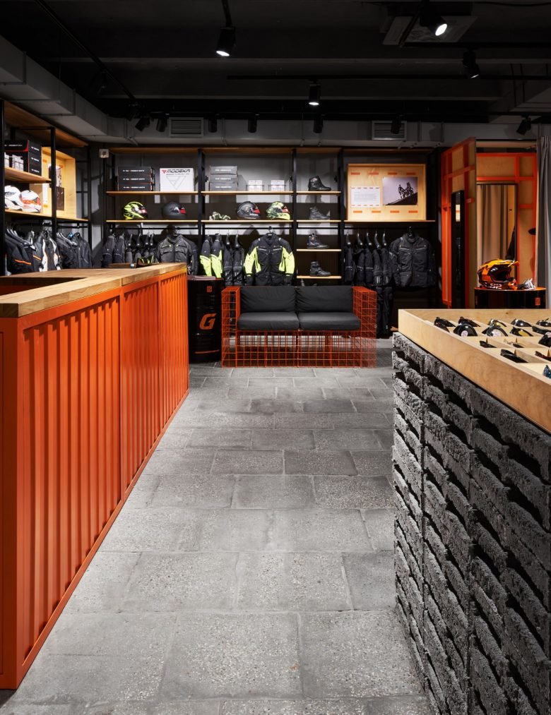 Bikerstore 摩托车服装及配件商店，由 Bad Reputation 设计