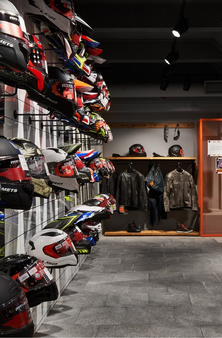 Bikerstore 摩托车服装及配件商店，由 Bad Reputation 设计