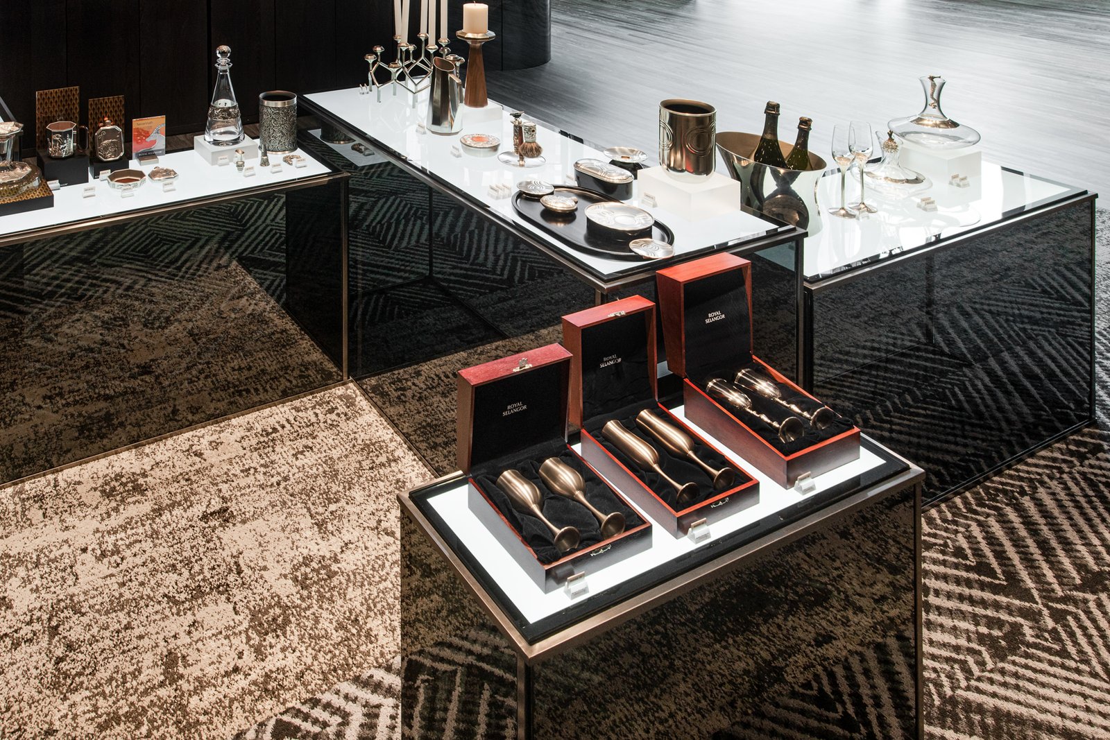 丰富的锡镴遗产，具有真实的风格。