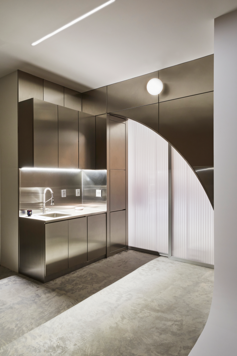 梁珊迪旗舰店由 Almost Studio 设计