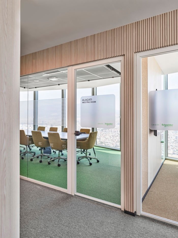 施耐德电气办公室由 Studio 13 Architects 设计