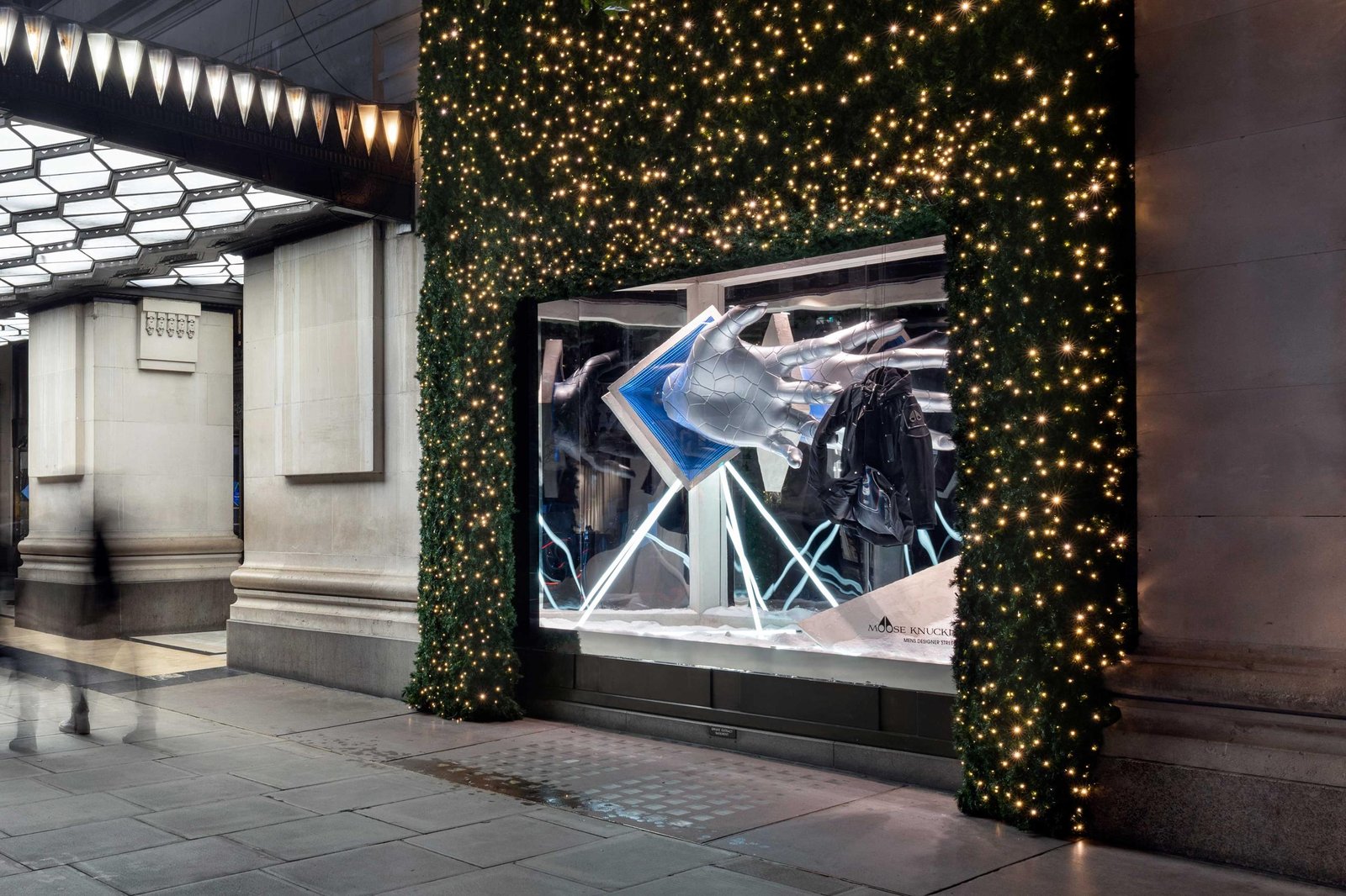 Adam 和 Youngson 在伦敦为对抗性加拿大户外品牌 Moose Knuckles 打造七大罪运动