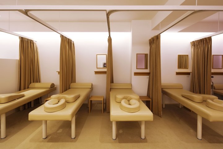 Sengoku Unagi Seikotsuin by Makiko Yamaguchi / HEADSTARTS, Tokyo – Japan