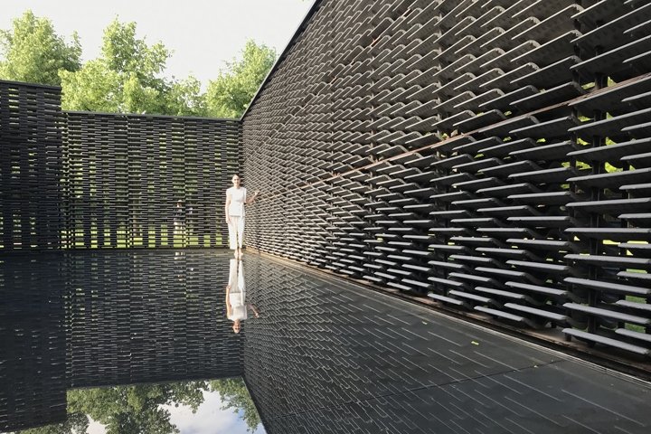 蛇形画廊展馆，弗里达·埃斯科贝多 (Frida Escobedo)，英国伦敦