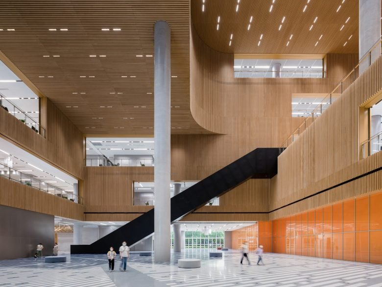 上海图书馆东馆 by SHL