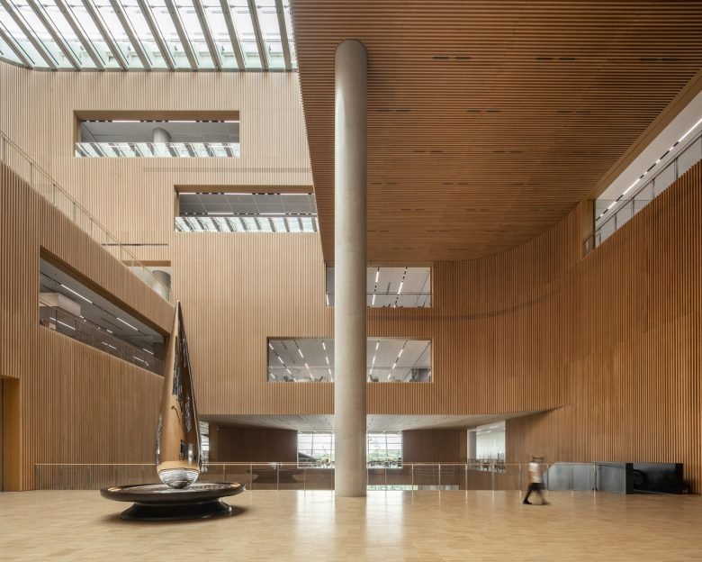 上海图书馆东馆 by SHL