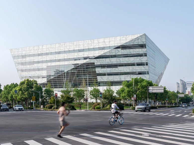 上海图书馆东馆 by SHL