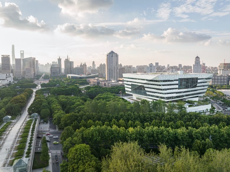 上海图书馆东馆 by SHL