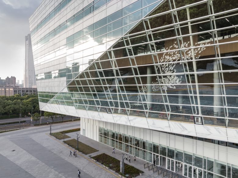 上海图书馆东馆 by SHL