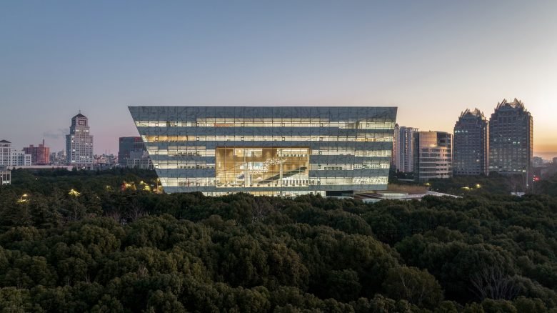 上海图书馆东馆 by SHL