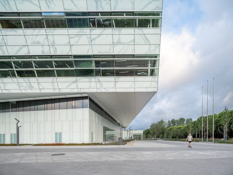 上海图书馆东馆 by SHL