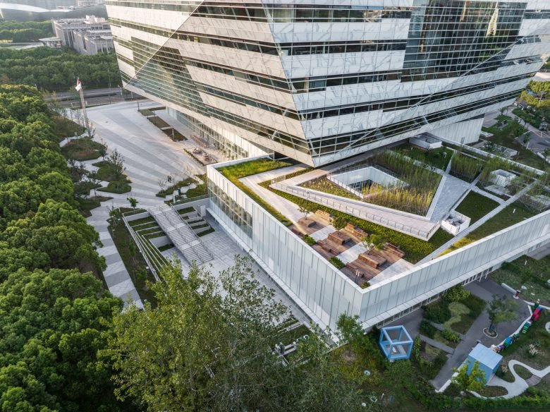 上海图书馆东馆 by SHL