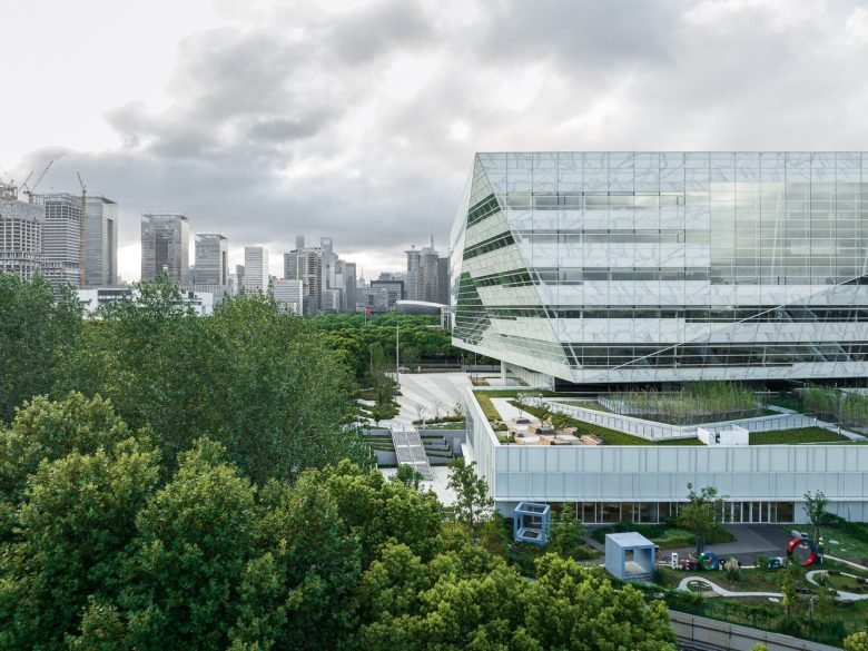 上海图书馆东馆 by SHL