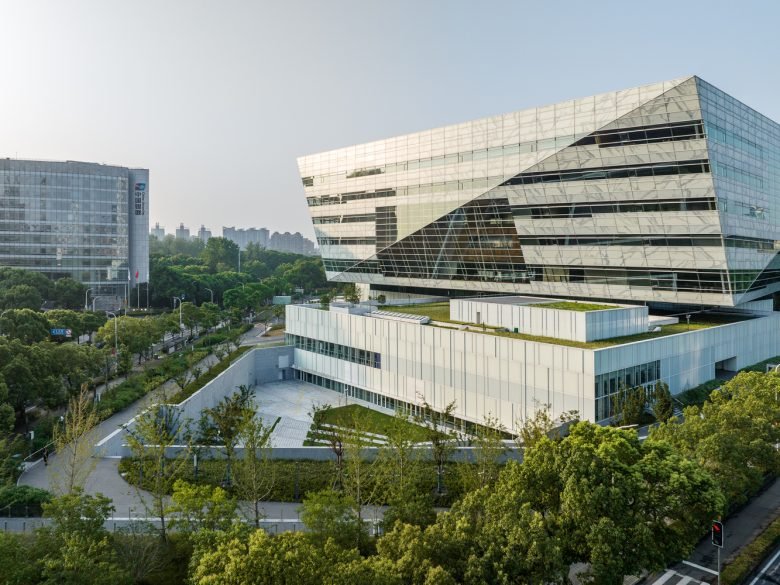 上海图书馆东馆 by SHL