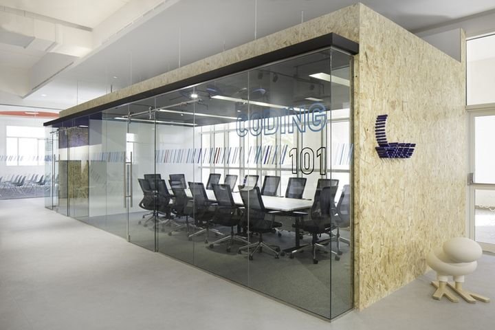 Sheraa 创业中心，由 Pallavi Dean Interiors 设计，沙迦 – 阿联酋