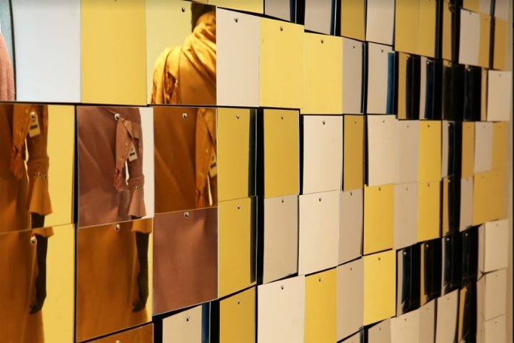 Shimmerwalls 和 Stefanie De Hauwere 为 Caroline Biss 设计的“镜墙”