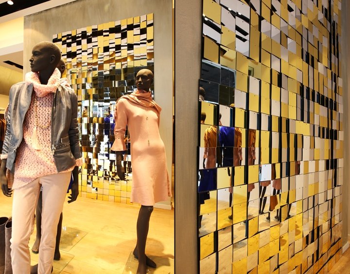 Shimmerwalls 和 Stefanie De Hauwere 为 Caroline Biss 设计的“镜墙”