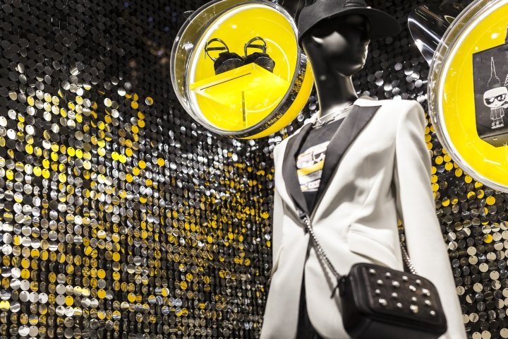 Karl Lagerfeld 与 Visualplex 的创意假日合作中，Shimmerwalls 熠熠生辉