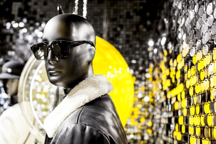 Karl Lagerfeld 与 Visualplex 的创意假日合作中，Shimmerwalls 熠熠生辉