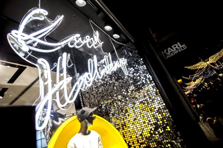 Karl Lagerfeld 与 Visualplex 的创意假日合作中，Shimmerwalls 熠熠生辉