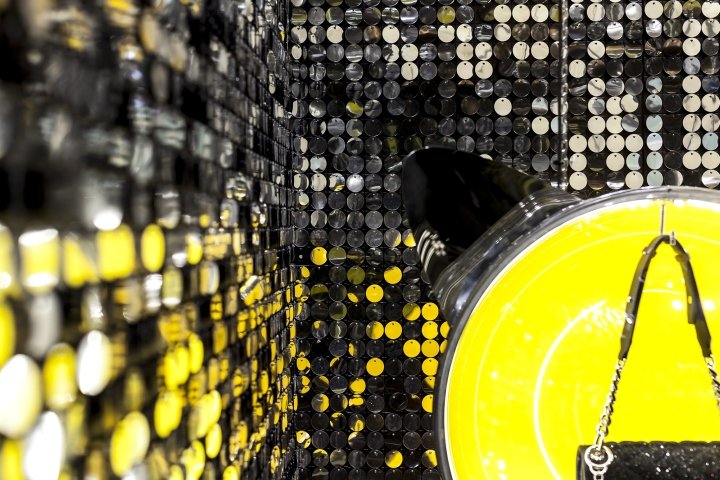 Karl Lagerfeld 与 Visualplex 的创意假日合作中，Shimmerwalls 熠熠生辉