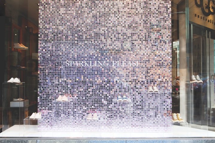 纽约市 Shimmerwall 设计的 UGG 闪光运动鞋橱窗