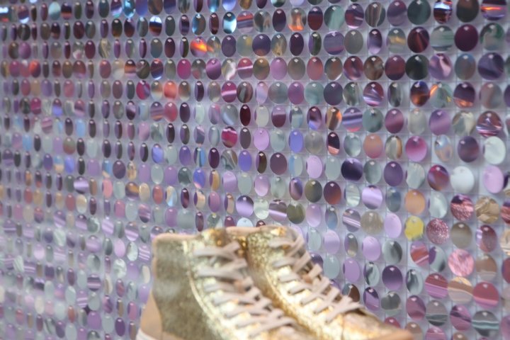 纽约市 Shimmerwall 设计的 UGG 闪光运动鞋橱窗