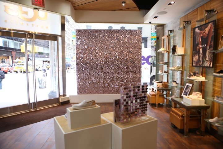 纽约市 Shimmerwall 设计的 UGG 闪光运动鞋橱窗